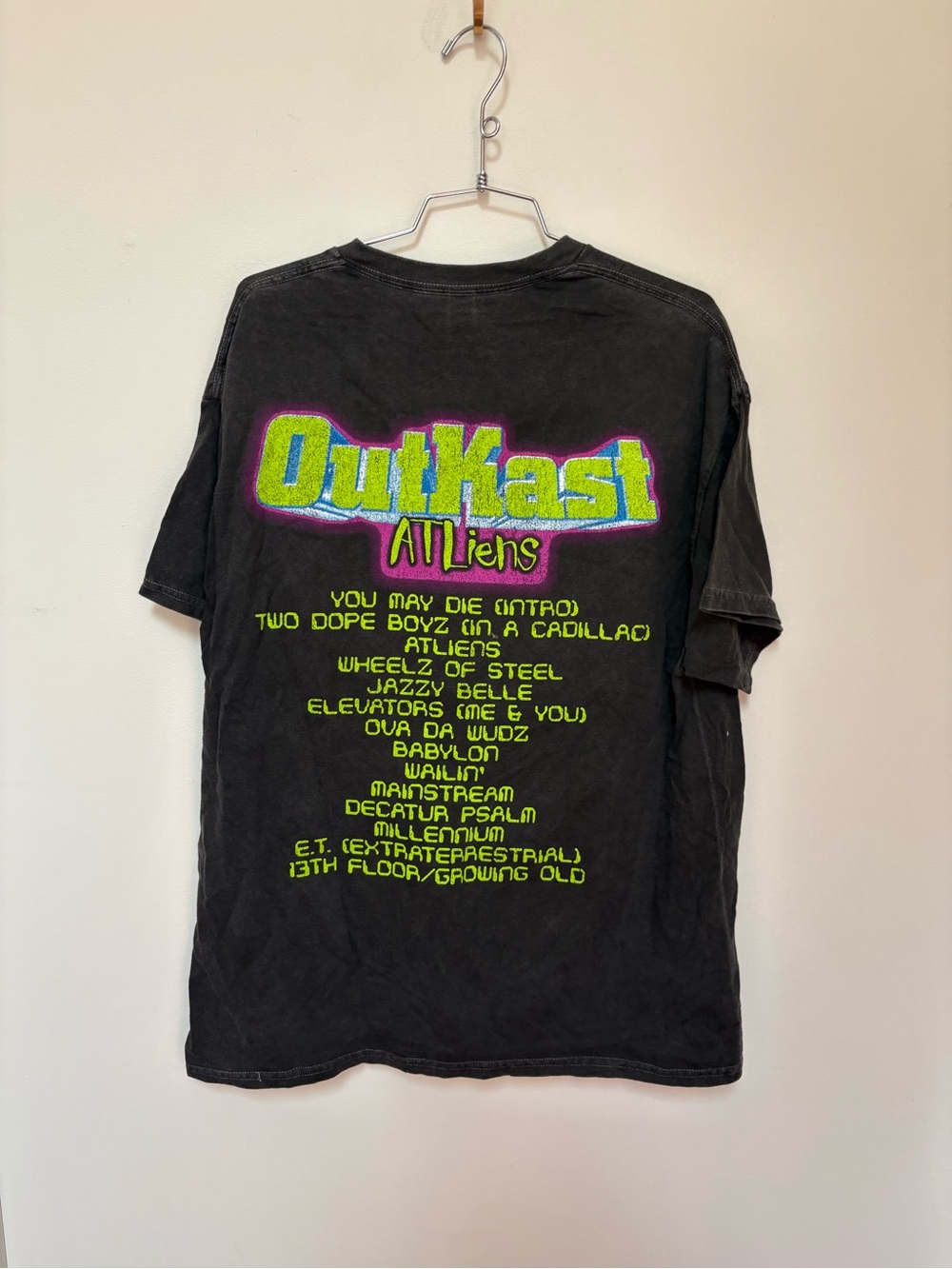 NWOT Urban Outfitters Outkast Tracklist Graphic Tee Size Large - Picture 11 of 12